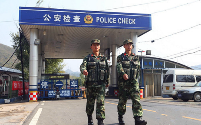 国庆节北京武警维稳安保照,不少街头都有武警巡逻,士兵带枪巡逻