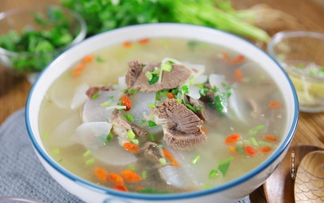 羊肉汤怎么炖好吃搭配白萝卜和枸杞汤清味美红白相间