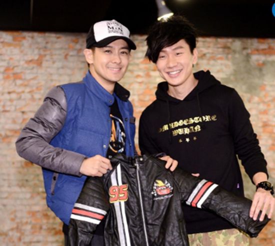 林志颖带娇妻观看林俊杰演唱会,娇妻变身迷妹送花晒合照