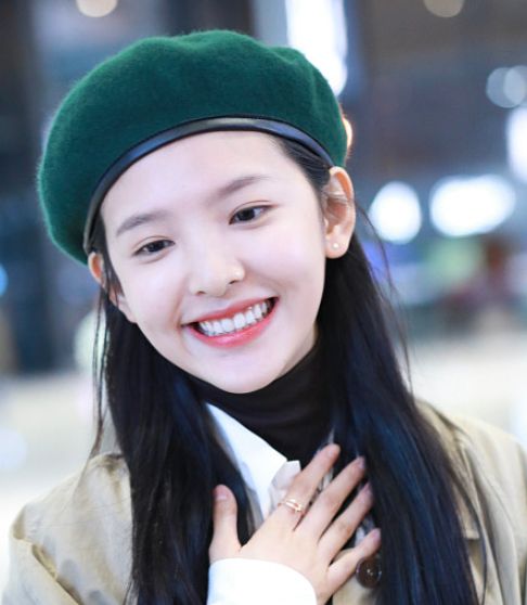 章若楠大方任拍甜cry,歪头卖萌比v露笑满屏少女感