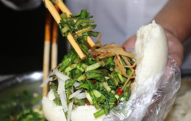 42岁阿姨摆摊卖馍夹菜,多种配菜随便塞,80岁大爷:我从小吃到大