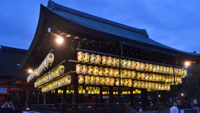 衹园是京都最有名的艺伎区 传统的繁华街区