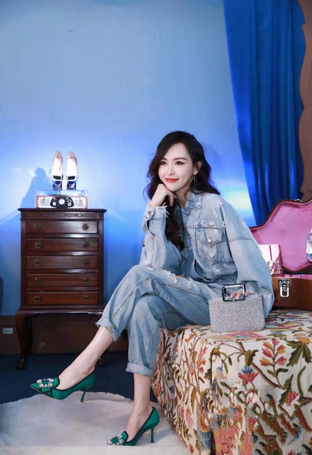 唐嫣又帅出新高度牛仔装卷毛走朋克风这也太a了吧