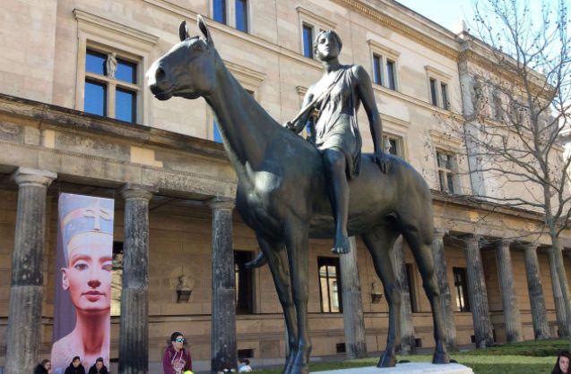 法拉利阿尔马菲拉法价格及适合女性车型推荐