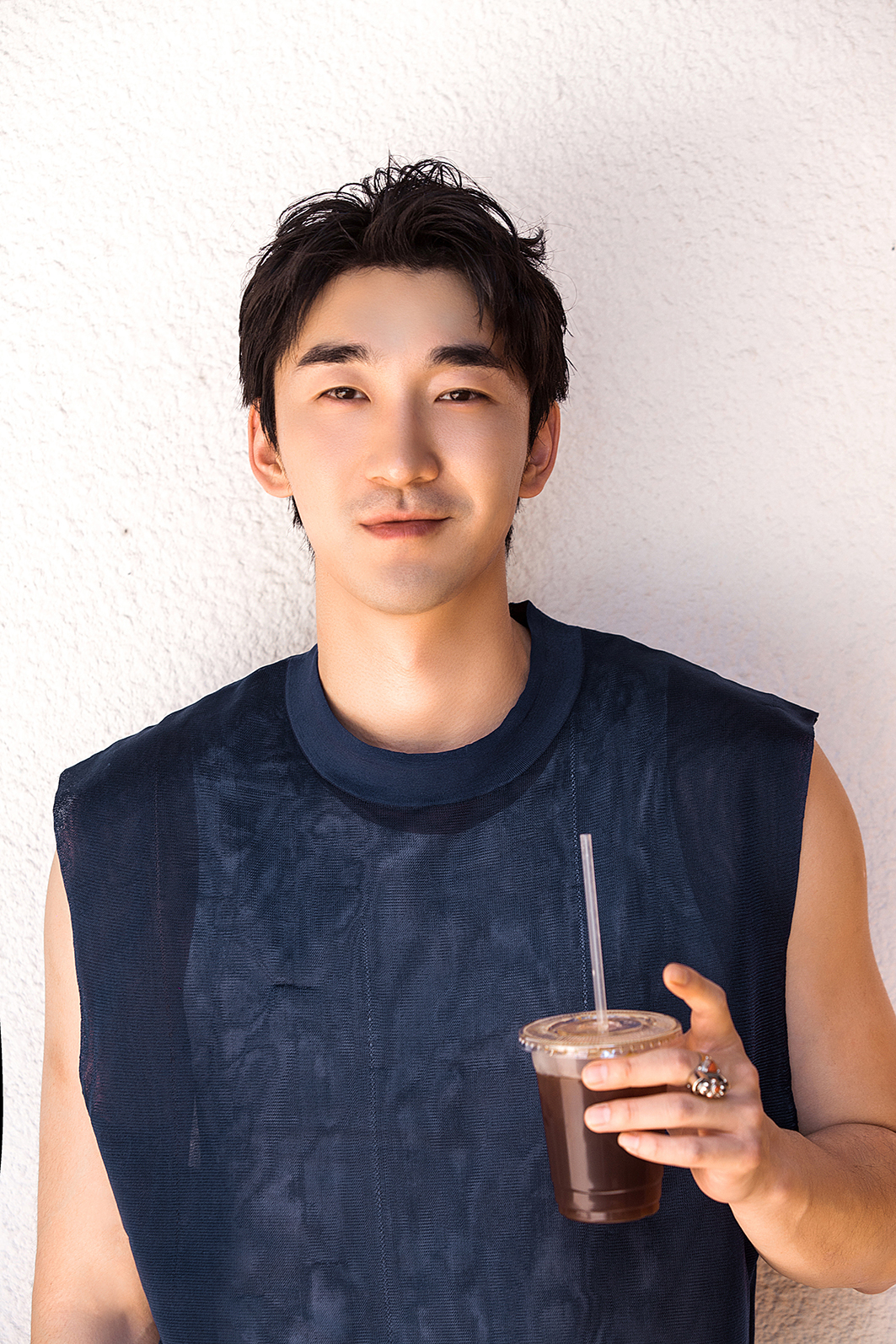 郑家彬夏日街拍大片曝光 酷感青年随性清爽