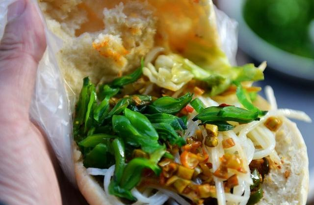 一个馒头他们硬是能塞进一盘的菜,本来一手轻松握住的馒头最后能塞菜