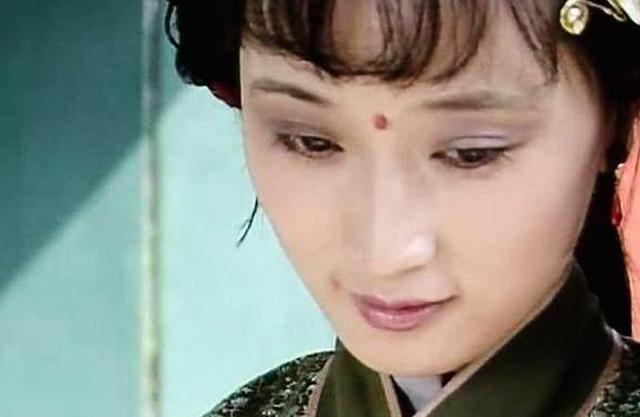 19岁一夜成名,因戏生情,与丈夫裸婚恩爱几十年,女儿很漂亮