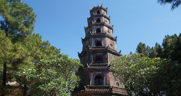 天姥寺位于顺化城西郊香江江畔,建于一个古占婆塔群遗址上