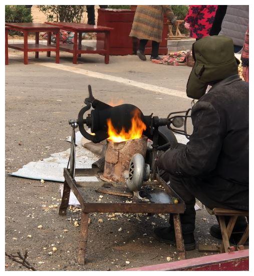 农村大集上的老式手摇爆米花勾起几代人的童年记忆