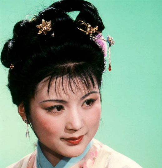 她是87版红楼梦的史湘云,当年没有考上大学,如今只能在大学教课