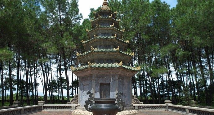 天姥寺位于顺化城西郊香江江畔,建于一个古占婆塔群遗址上