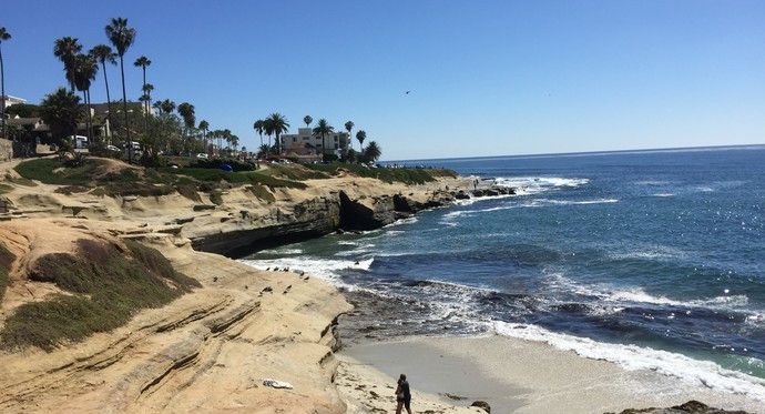 拉霍亚海滩是大自然赋予当地的瑰宝,沙滩格外的松软湿润