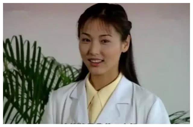 张延五官精致,长得比李璐还漂亮,在《都是天使惹的祸》里饰演的蔡美云