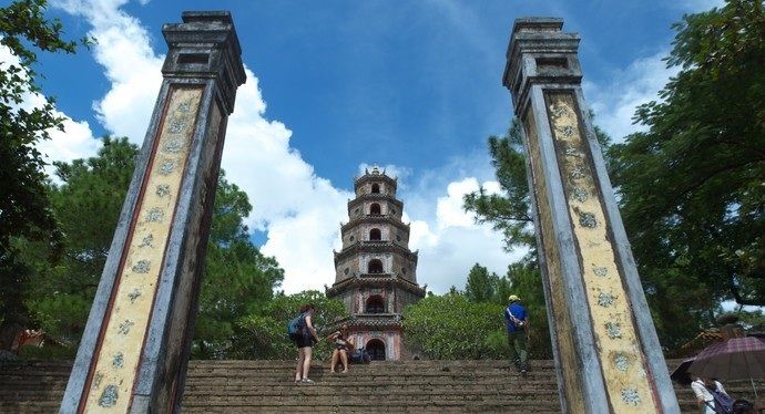 天姥寺位于顺化城西郊香江江畔,建于一个古占婆塔群遗址上