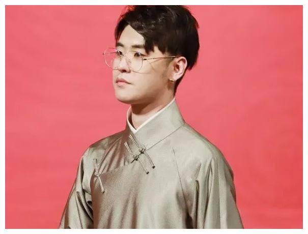 德云社"等级严森",从穿的大褂就能看出地位,郭少爷也要靠边站