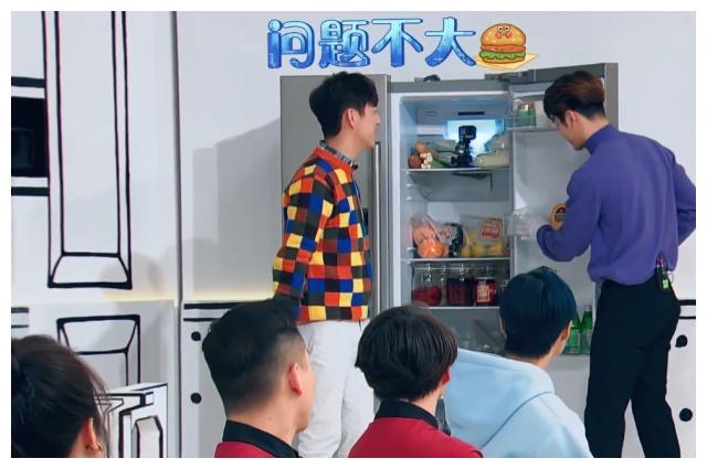 王嘉尔为开李宇春冰箱,特地换高档手套,何炅忘带手套赶忙道歉