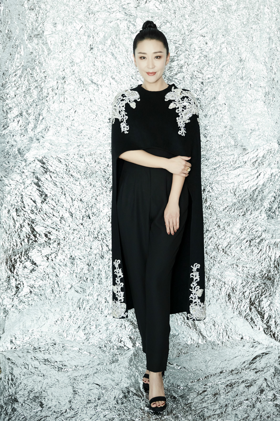 苗圃国剧盛典斗篷礼服突显英姿飒爽