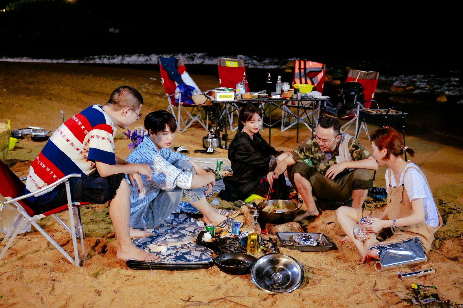 王鸥上线教林彦俊杀鸡 《野生厨房》成野生ktv众人齐亮嗓