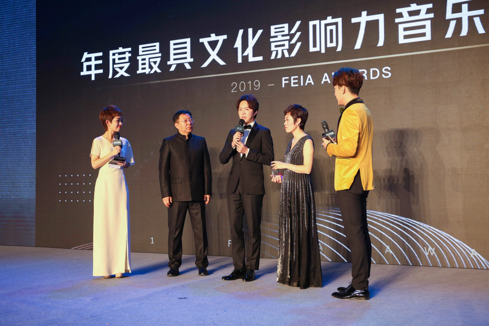 李云迪帅气亮相feia颁奖盛典 实力收获"最具文化影响力音乐人"