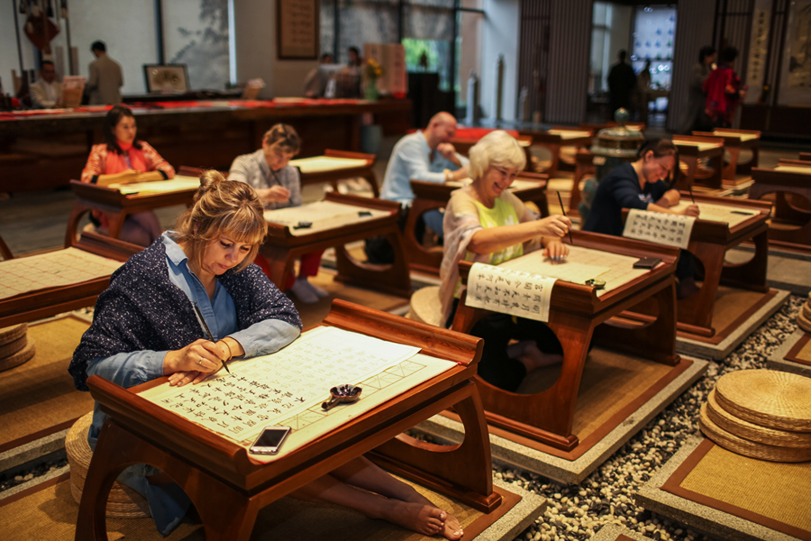 特色"中医疗养游"受国际客人追捧 老外纷纷写毛笔字