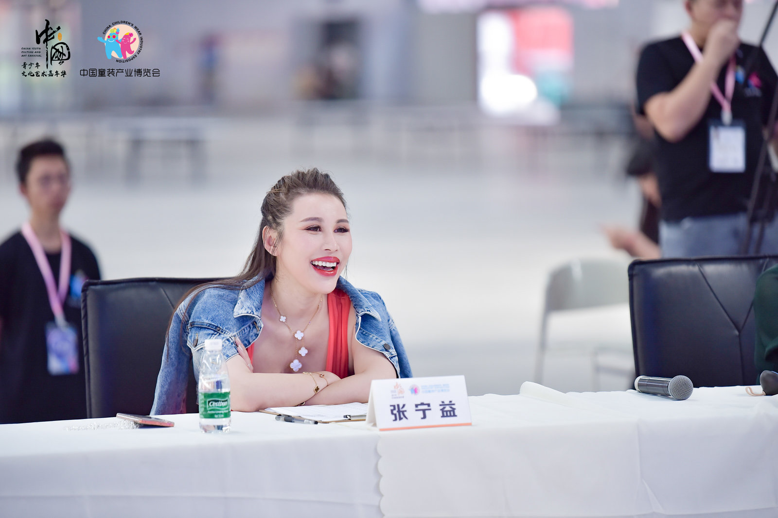 张宁益担任中国青少年文化艺术嘉年华总决赛评委