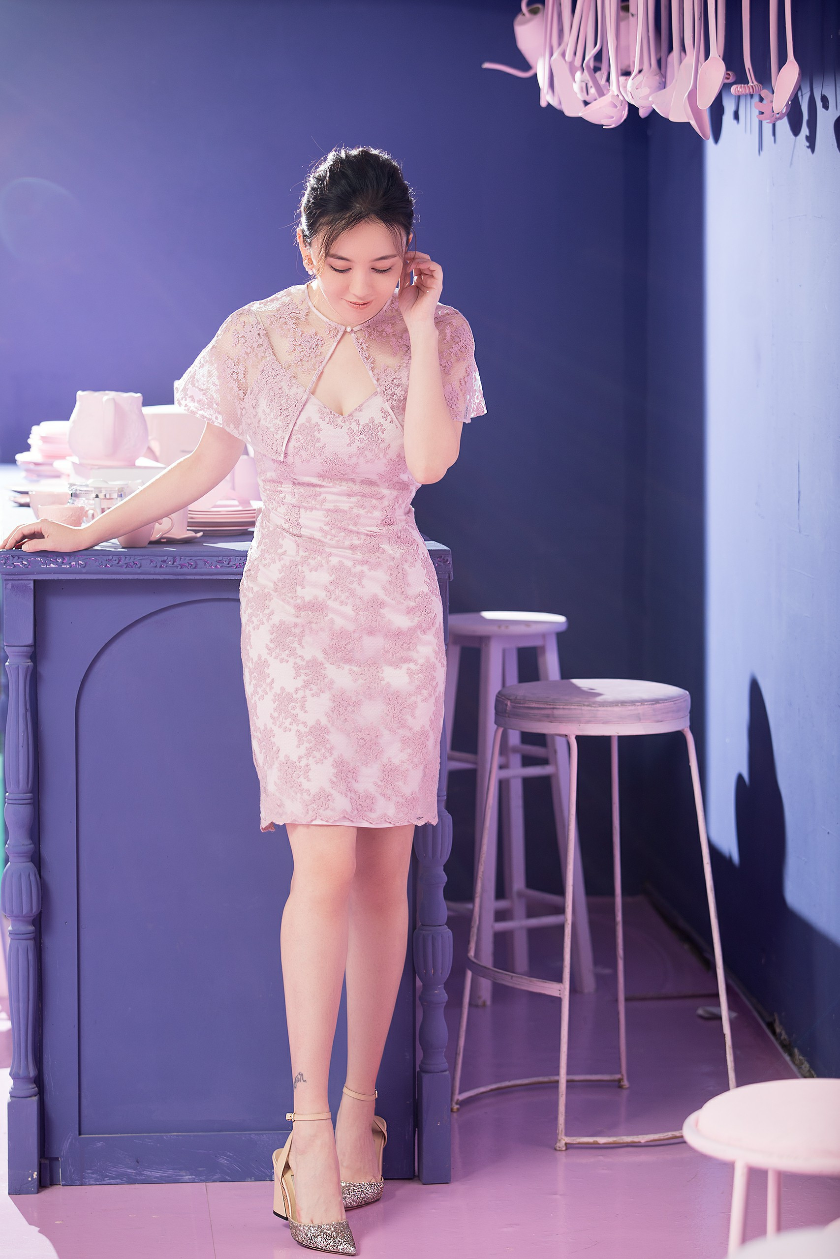 吕佳容元宵修身旗袍写真曝光,皮肤白皙大长腿尽显!