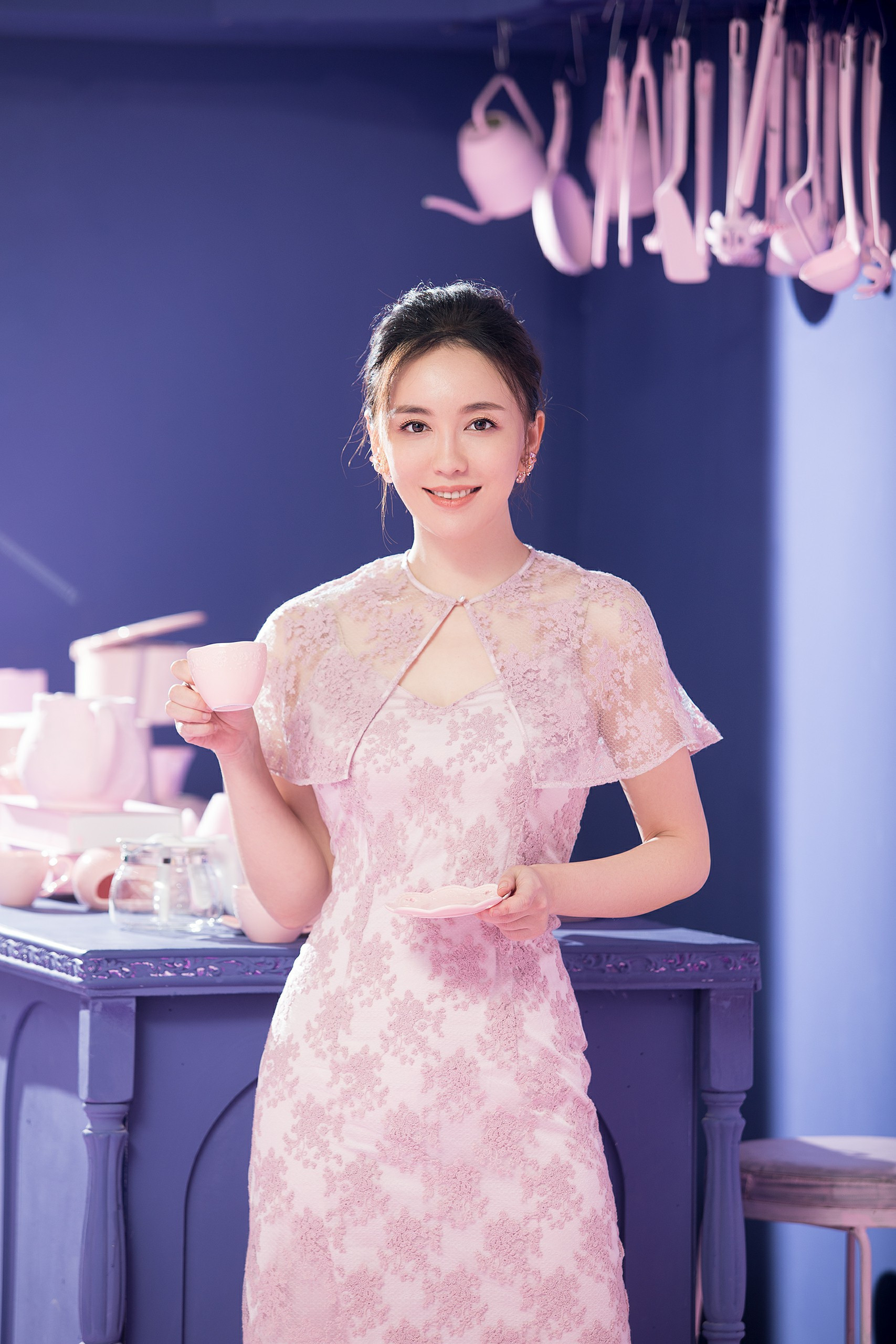 吕佳容元宵修身旗袍写真曝光,皮肤白皙大长腿尽显!