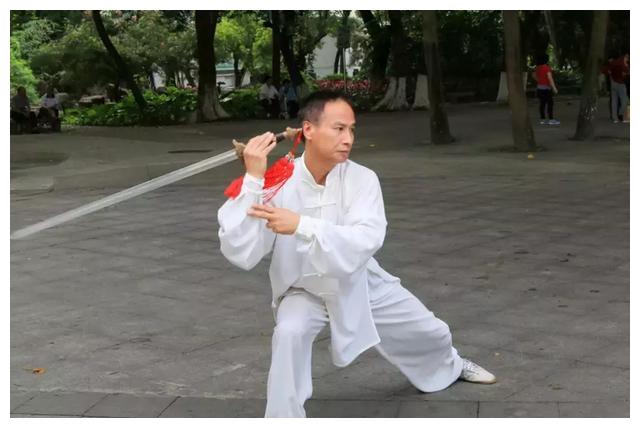 太极剑练习要领,初练者必看这五点|圆弧|剑法|眼神|运行|攻防_新浪体育_新浪新闻