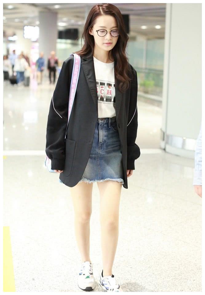 李沁街拍:黑色西装印花t恤 牛仔短裙mcm手袋大秀美腿