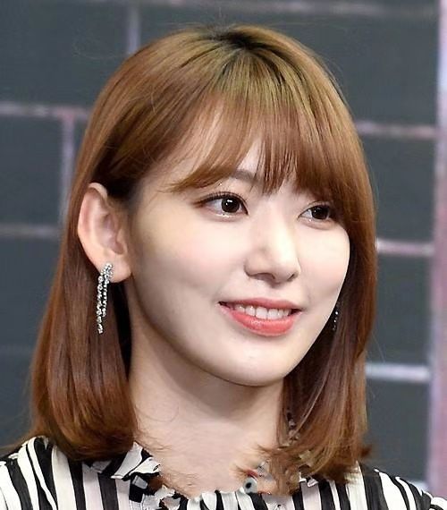 韩国女团izone成员宫胁咲良出席活动短发造型甜美清纯