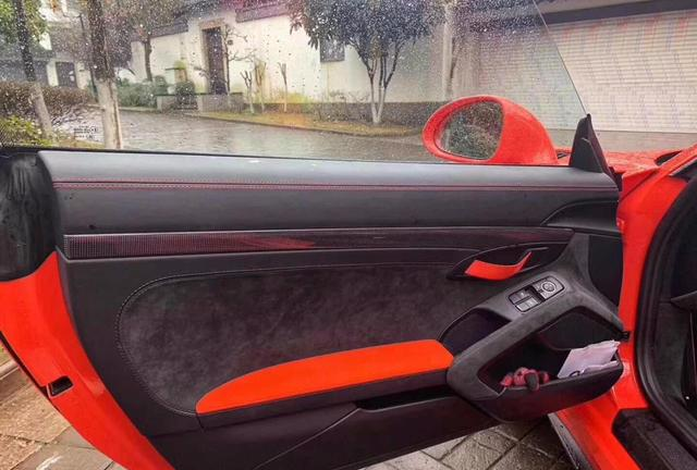 他是林臻东的原型，座驾是满配GT3 RS，只开了5千公里