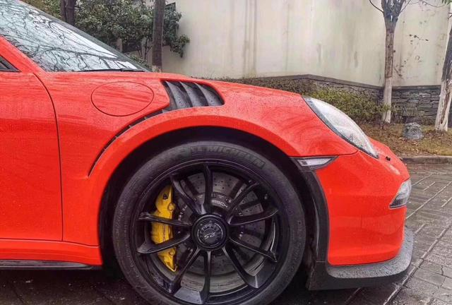 他是林臻东的原型，座驾是满配GT3 RS，只开了5千公里