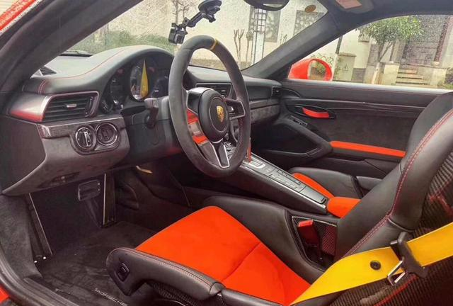 他是林臻东的原型，座驾是满配GT3 RS，只开了5千公里