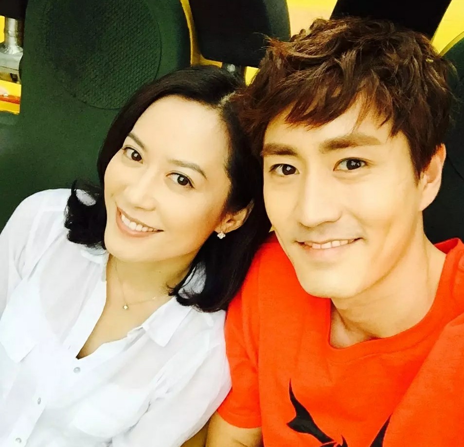 在俞飞鸿主演的电视剧《小丈夫》中,她与杨玏用16岁的年龄差和纯天然