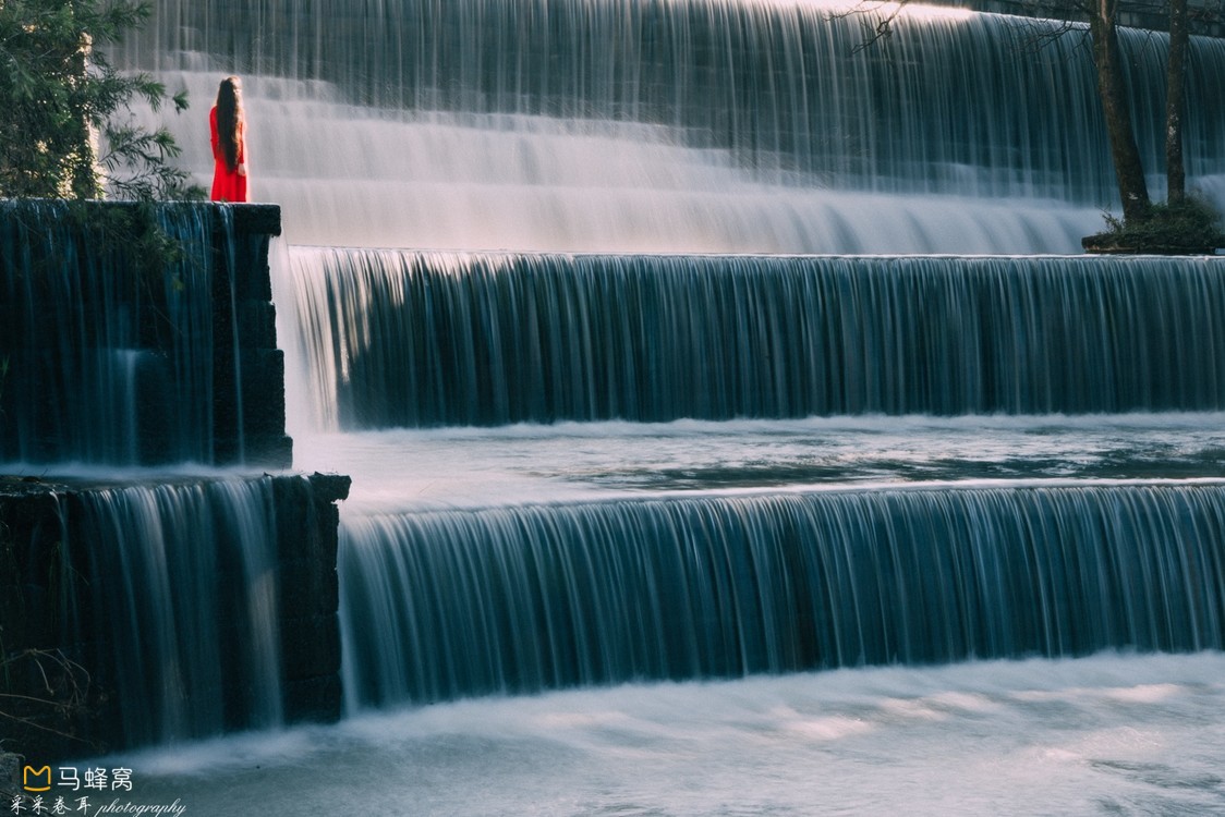 云南腾冲叠水河瀑布 城市里的宏伟自然风景