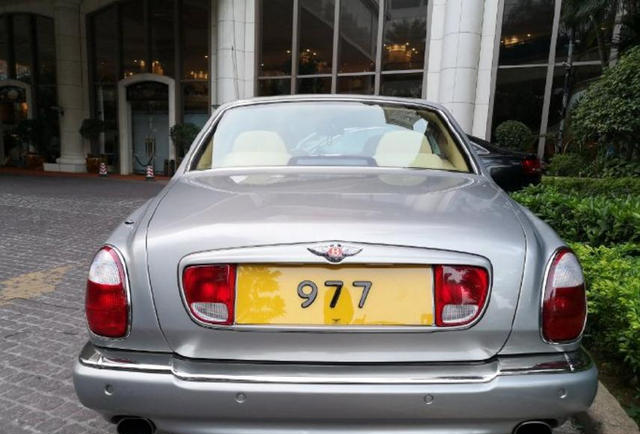 香港小区里的红标宾利,18年前的豪车,车子30万,车牌却价值50万