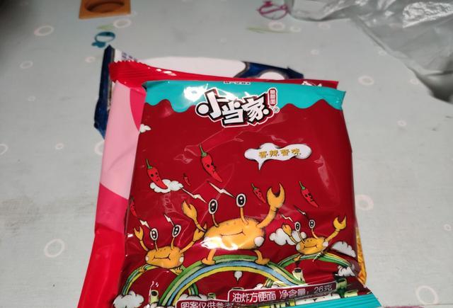上课快迟到了,跑小卖铺买两袋5毛钱的方便面,就是今天的早餐了