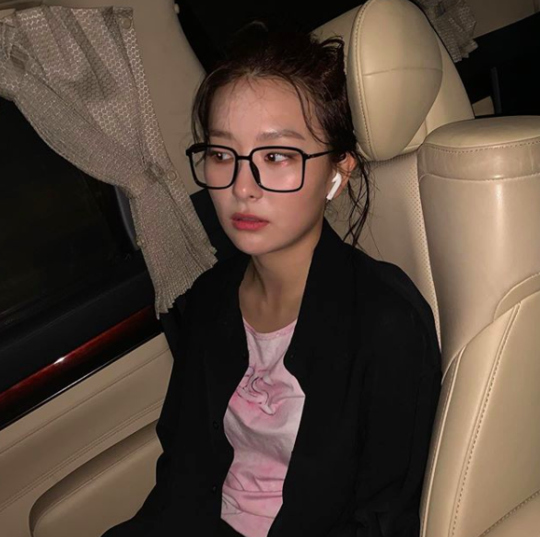 Red Velvet姜涩琪近况照片公开 展现出酷酷的眼镜姿态