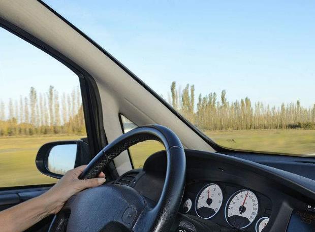 一个人开车技术好不好, 不是看驾龄, 看这3个细节就八九不离十了