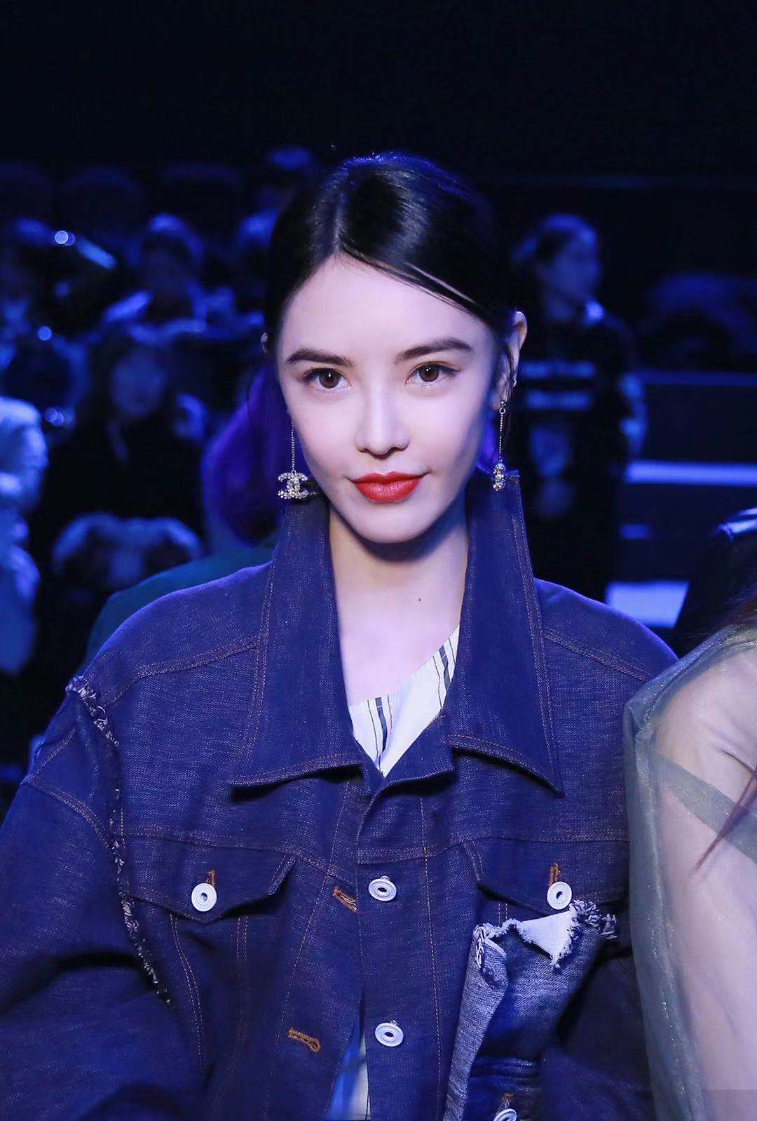 李方丁受邀中国国际时装周 混搭风格彰显个性