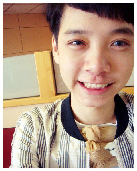 张朵男性时候的照片张朵,原名张乔翔,英文名kiwebaby.