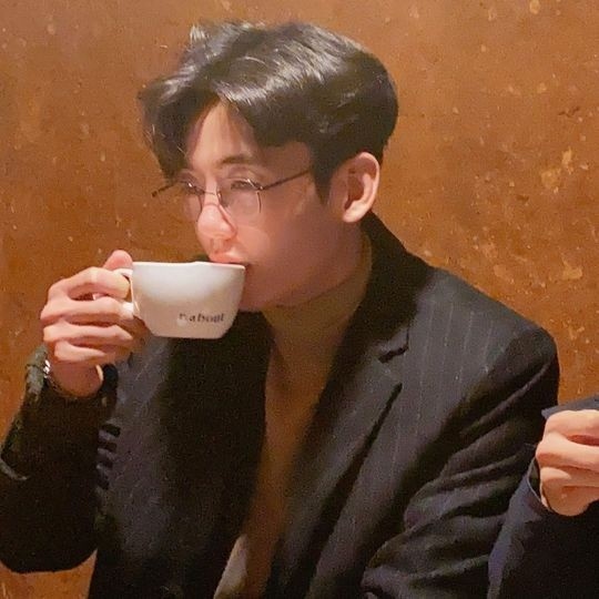 李志勋喝咖啡的样子也很帅 公开日常照片