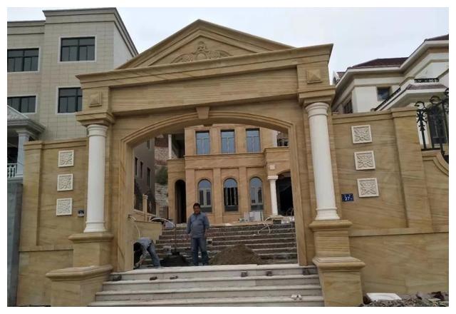 别人家的大门和围栏让人羡慕不已，全用大理石，华丽又大气