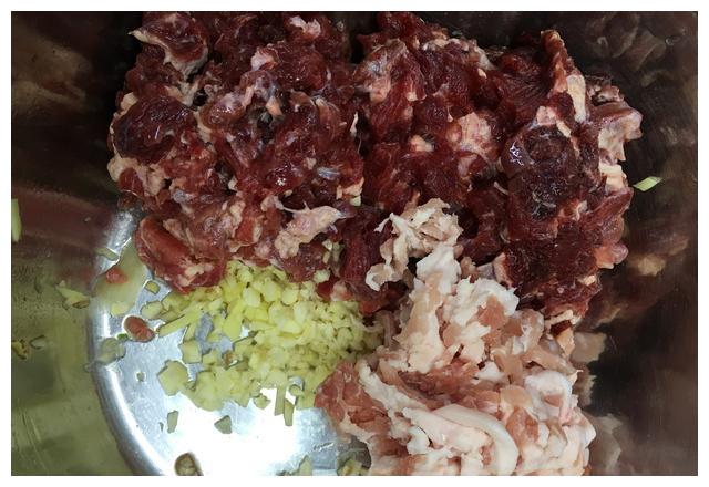 客家特色美食,菜名叫"牛斗猪",看看怎么个斗法