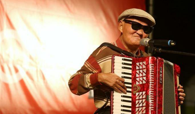 李炳辉个人资料 曾以一首"流浪到淡水"走红的盲人歌手