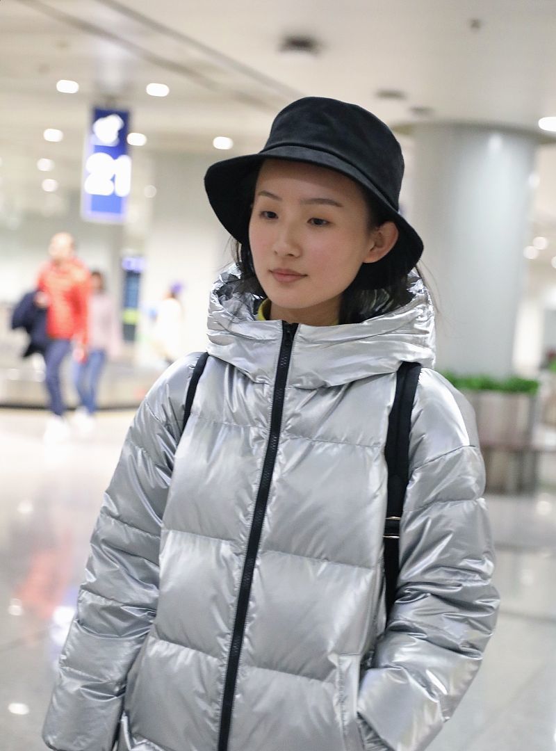 张钰琪戴渔夫帽简单个性,脸上皮肤紧致嫩滑好羡慕_高清图集_新浪网