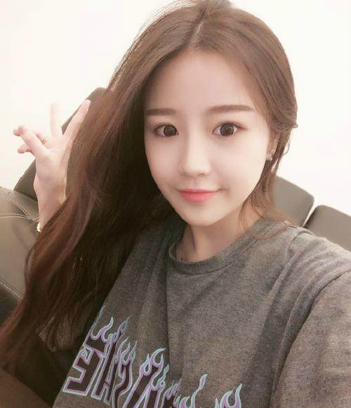 初代网红张依依曾被无数人用来当头像如今长大后比明星还美