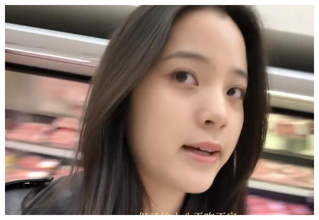 欧阳娜娜超市去购物，看清她买了啥东西，看出明星私底下真实消费