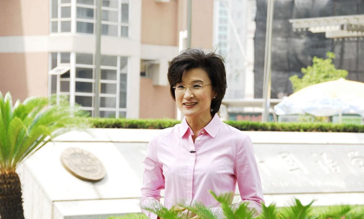 质疑幸存消防战士是否想救战友,主持人董倩被怒斥"太没人性"