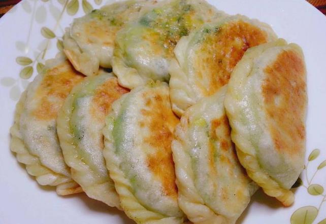 家常韭菜盒子新做法,皮薄馅料多,营养又解馋,太香了
